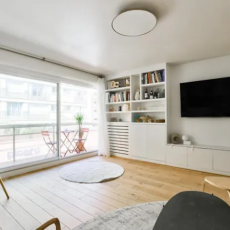 Hidden Gem In The Heart Of Paris' 11th District * パリ